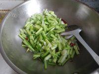 芹菜尖椒炒肉丝做法图解7)