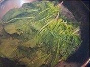 色味俱全的菠菜拌香干做法图解2)