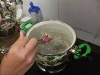 美味的咸蛋芥菜汤做法图解4)