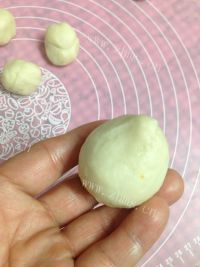 唇齿留香的豆沙菊花酥做法图解6)