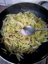 美味的西葫芦肉丝拌米粉做法图解8)
