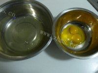 松嫩的原味戚风蛋糕做法图解1)