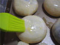 自制豆沙小餐包做法图解8)