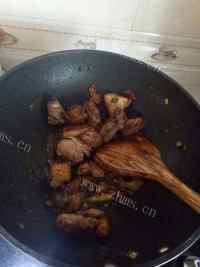 色泽鲜亮的鸡肉炖粉条做法图解8)