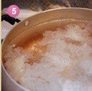 枸杞雪梨银耳甜汤做法图解4)