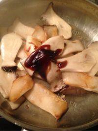 家常菜蚝油鸡腿菇做法图解5)