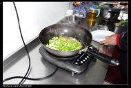 在家做的蒜苔炒肉做法图解8)