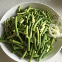 独特的蒜苔炒五花肉做法图解1)