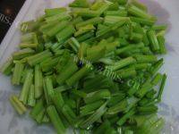 色味俱佳的腊肉炒芹菜做法图解2)