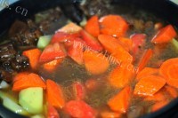 美味的胡萝卜焖羊肉做法图解8)