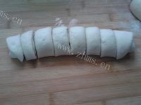 自制芝麻花卷做法图解4)