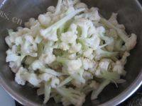 家常菜肉炒菜花做法图解3)