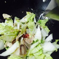 清脆爽口的猪肉炖粉条做法图解10)