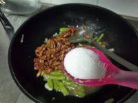 家常的豆角炒肉丝做法图解14)