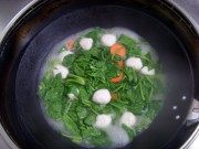 美味的菠菜鱼丸汤