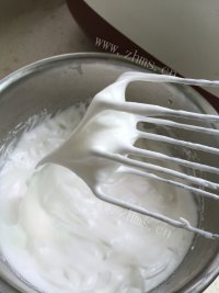 色泽鲜亮的酸奶蛋糕做法图解6)