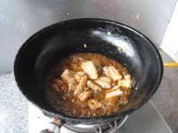 好吃的五花肉炖豆角做法图解7)