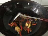 咸甜适中的香辣干锅虾做法图解5)