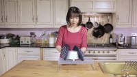 自制草莓戚风蛋糕做法图解12)