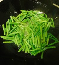香气浓郁的茄子豆角做法图解3)