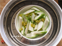 美味的泡椒蒸丝瓜做法图解5)