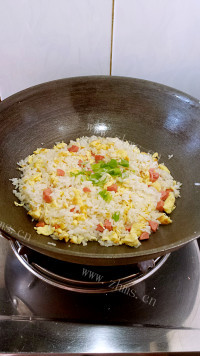 美味的火腿鸡蛋炒饭做法图解6)