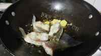 鲜美的鲩鱼尾冬瓜薏米汤的做法图解二