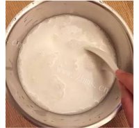 养生黄桃草莓牛奶羹做法图解2)