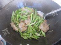 家常菜芹菜炒五花肉做法图解9)