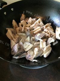 美味猪肉炖莲藕做法图解7)