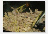 家常菜木耳炒肉丝做法图解4)