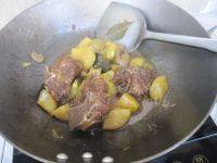 食欲满满的脊骨炖土豆
