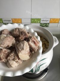 食欲满满的苦瓜玉米排骨汤做法图解4)