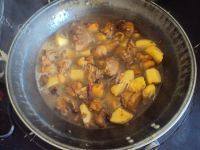 土豆炖鸡肉做法图解11)