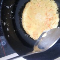 香飘十里的胡萝卜鸡蛋饼做法图解3)