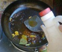 美味的猪血煮豆腐做法图解7)