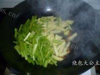 家常菜芹菜炒土豆做法图解6)