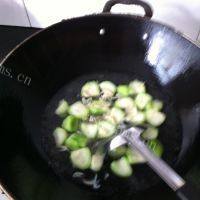 美味的虾皮丝瓜汤做法图解6)