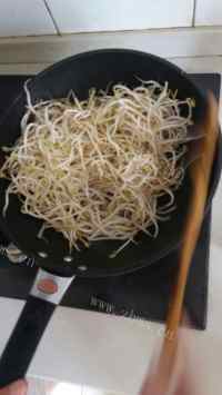 鲜香的素炒绿豆芽做法图解6)