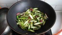 家常菜腊肠炒芦笋做法图解4)