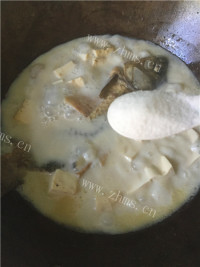 营养的奶香鲫鱼豆腐汤做法图解8)
