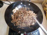 口感饱满的干豇豆炖肉做法图解5)