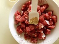 风味柠香咕噜肉做法图解4)