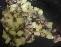 美味香菇土豆炒鸡丁做法图解6)