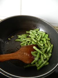 家常菜干煸四季豆做法图解9)