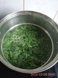 美味的豆干凉拌茼蒿做法图解2)