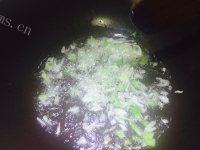 美味的酸豆角炒肉末做法图解5)
