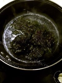 色泽鲜亮的紫菜蛋花汤做法图解2)