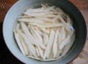 诱人的肉丝炒五彩做法图解2)