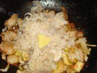 「家有大厨」酸菜炖粉条做法图解5)